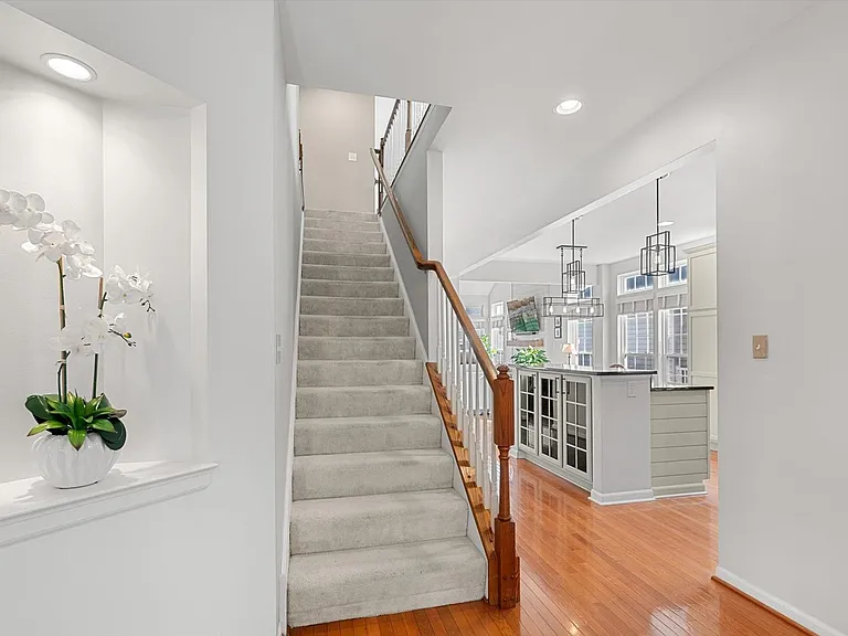 301 Adelaide Dr — Photo 7