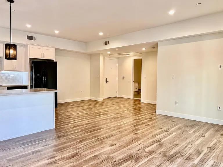 340 N Oxford Ave #202 — Photo 10