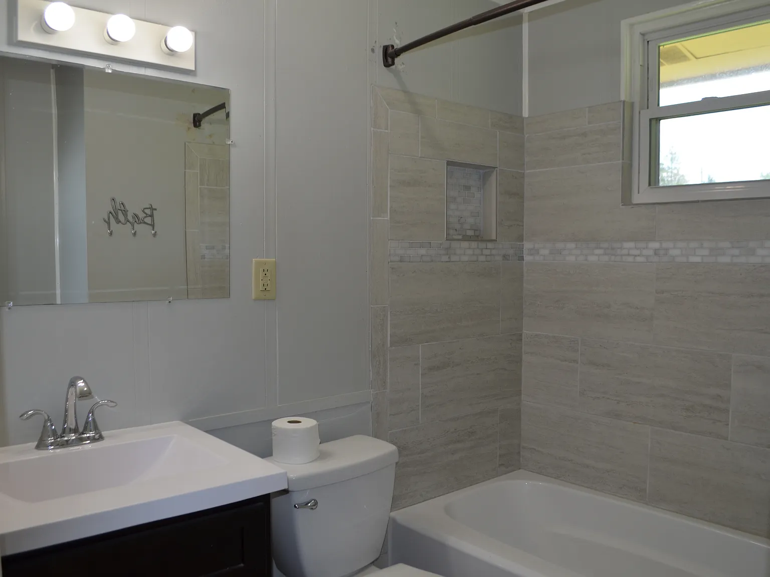 3 bed, 1.5 bath, 1050 sqft, $1,800 — Photo 3