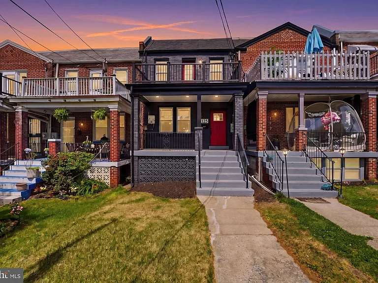 129 Hamilton St NW — Photo 1