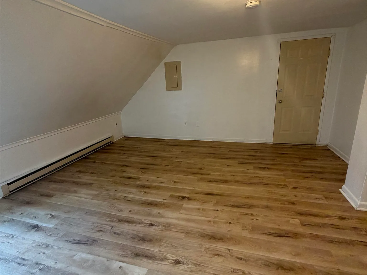 2 bed, 1.0 bath, 800 sqft, $1,195 — Photo 1