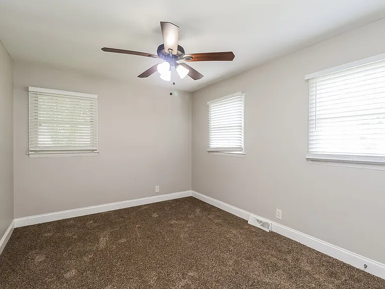 401 Sleepy Hollow Rd — Photo 10