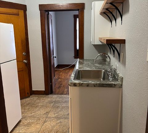 2nd image of 214 N 12th St APT 3