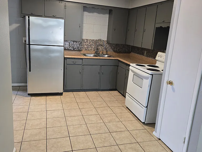 3833 Roseland Ave — Photo 11