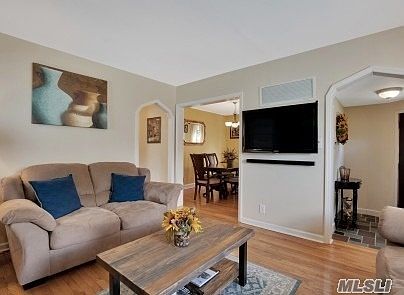 3rd image of 371 Whitehall St