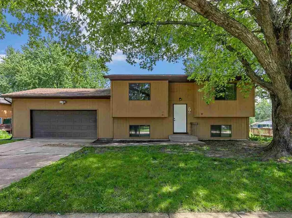 70 Heritage Dr, North Liberty, IA 52317