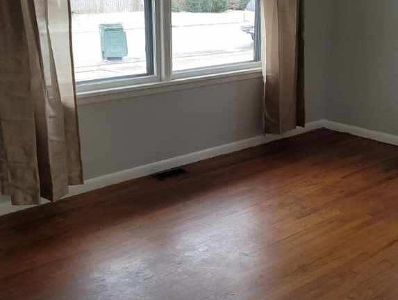 5th image of 613 Hocker St