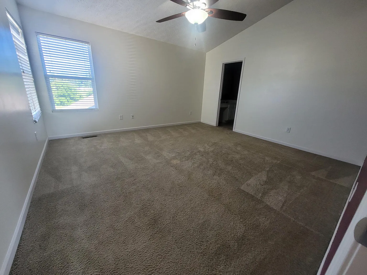3 bed, 1866 sqft, $2,300 — Photo 4