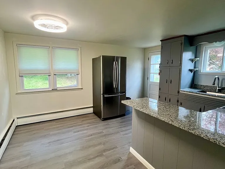 429 Belmont St — Photo 3