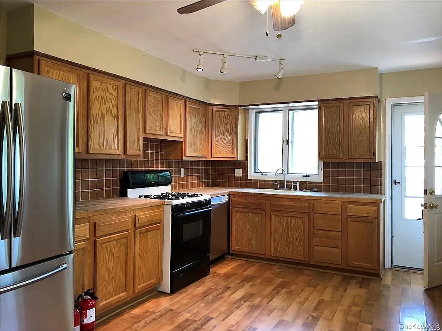 3 bed, 2.5 bath, 2340 sqft, $3,000 — Photo 2