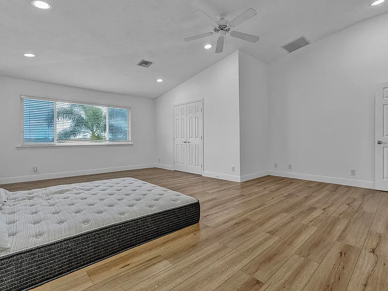 10290 NW 60th Pl — Photo 43