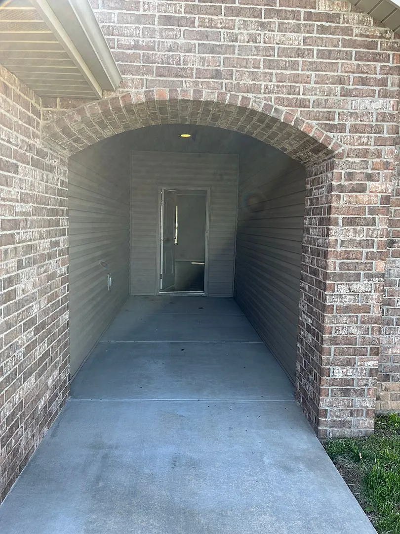 4 Bedroom, 2 Bathroom, And A 3 Car Garage In Republic!! Check This Out! Coming Soon — Photo 2