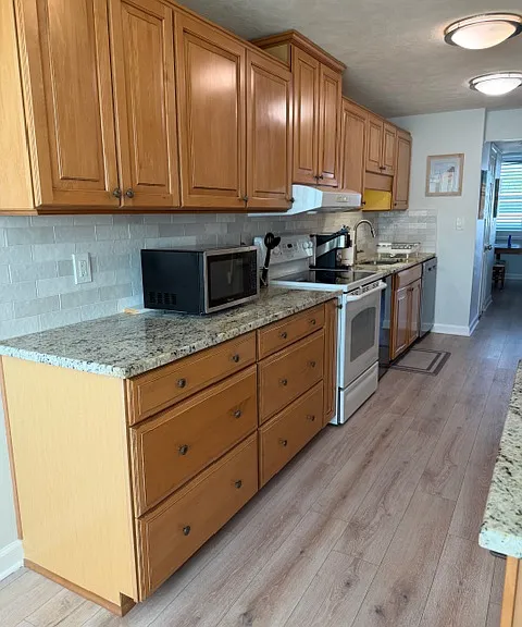Lots of storage in kitchen