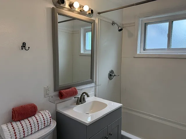 1429 Merrifield Ave — Photo 6