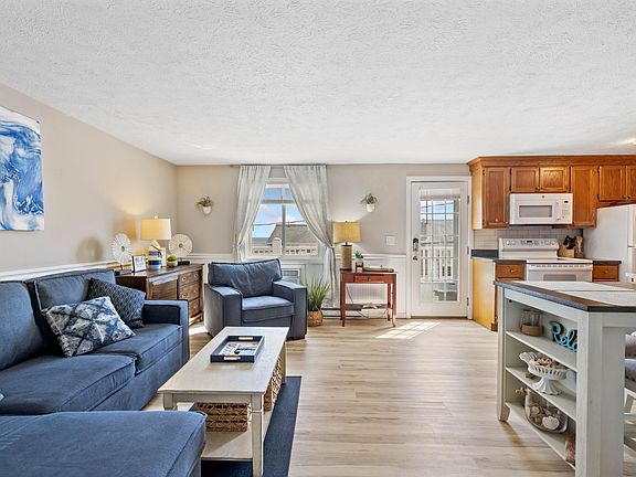4th image of 189 E Grand Avenue #307