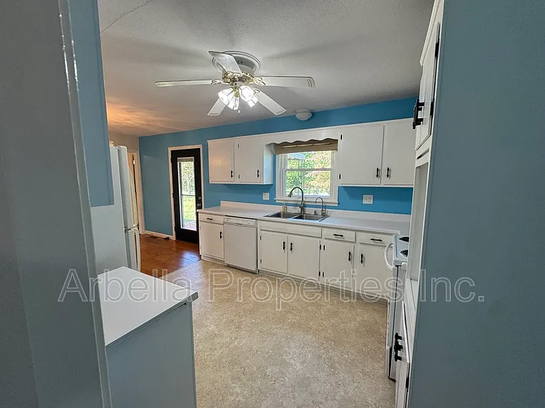 1713 Seward Dr — Photo 9
