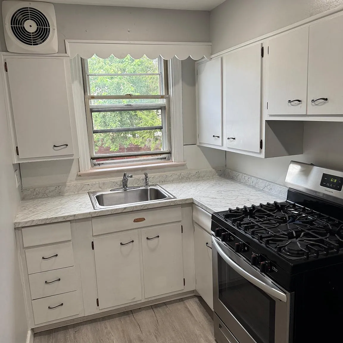 3 bed, 1056 sqft, $2,000 — Photo 3