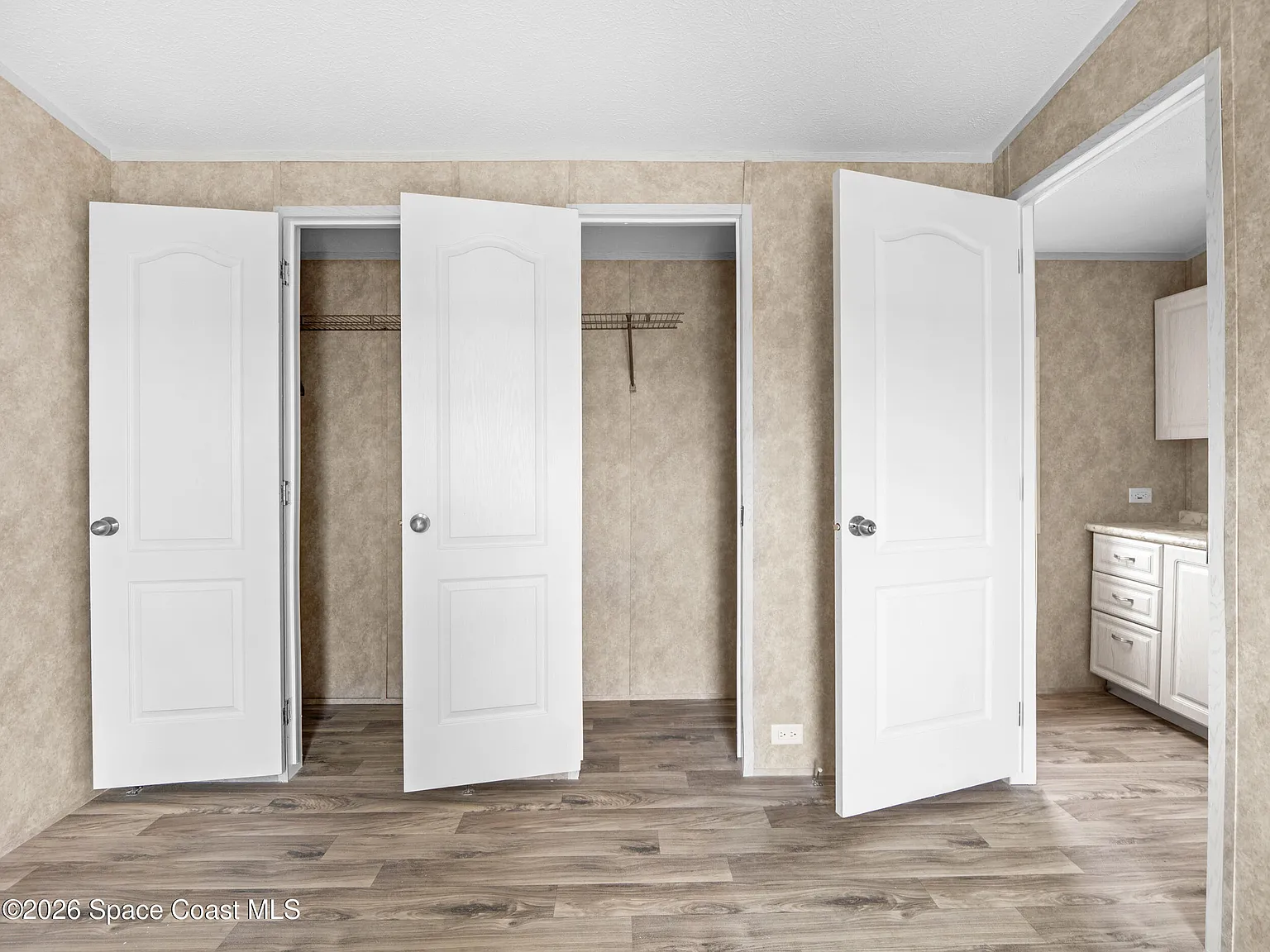 3 bed, 2.0 bath, 1000 sqft, $2,273 — Photo 3