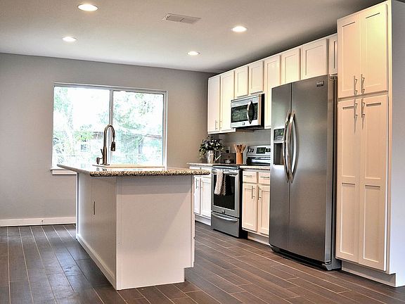 3rd image of 504 Cove Cir