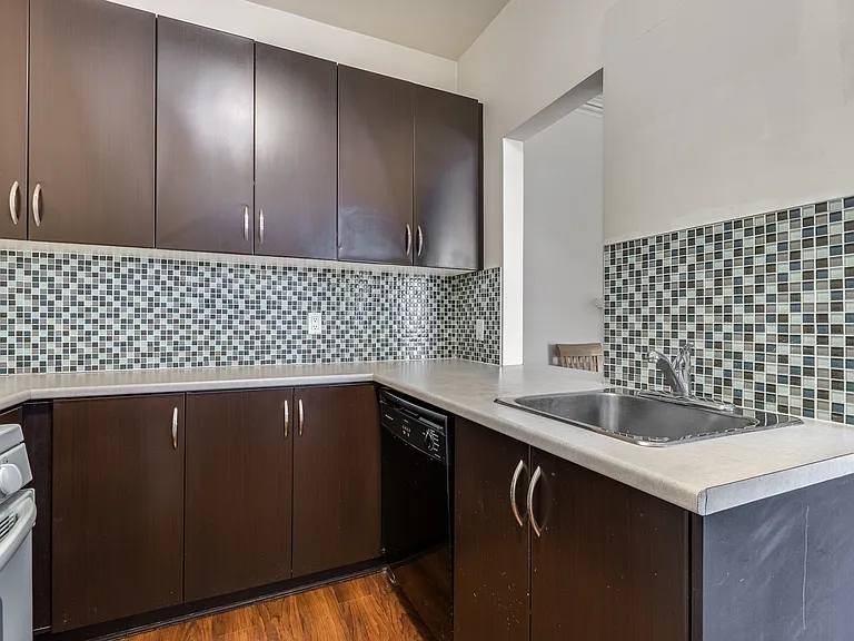 935 Jervis St — Photo 43