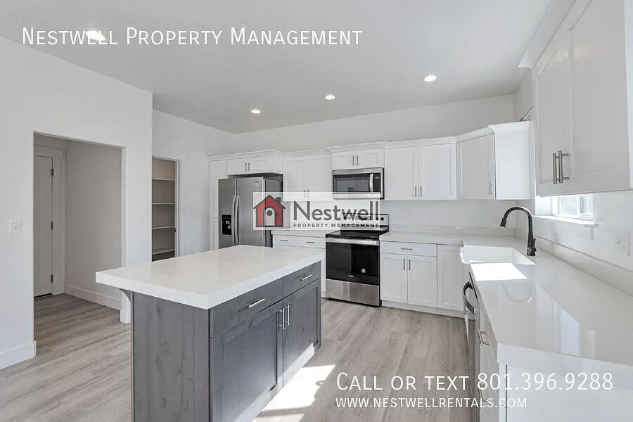 Charming Home in Windsor at Waters Edge — Photo 3