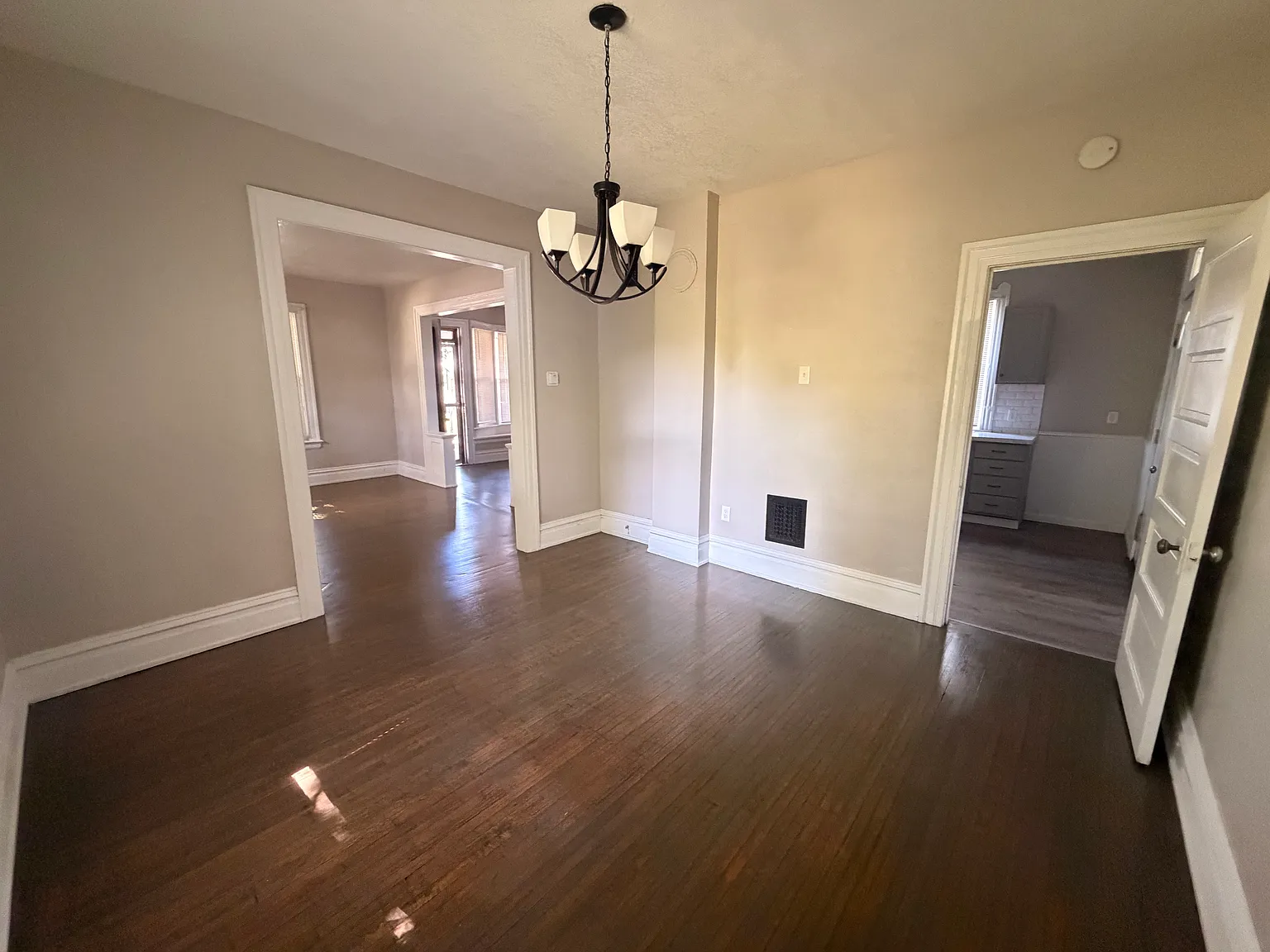 3 bed, 1.5 bath, 1384 sqft, $1,350 — Photo 2