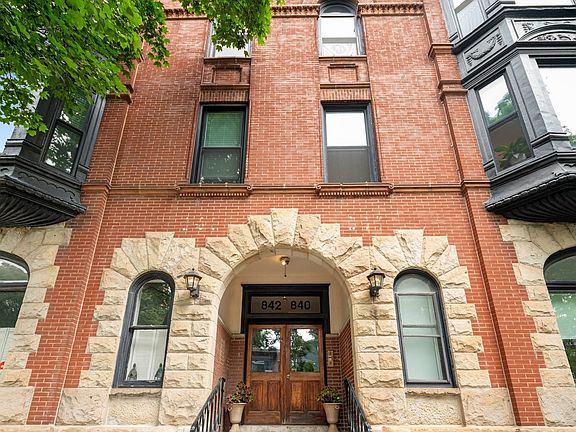 2nd image of 840 W Wrightwood Ave #2