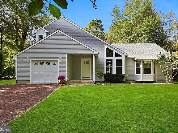 4th image of 12 Champlain Ct