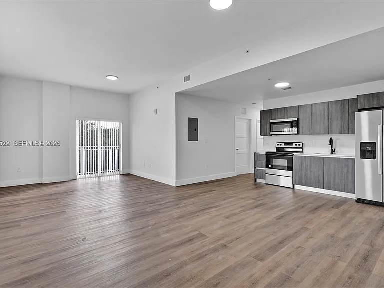 1021 NW 1st St #204 — Photo 3
