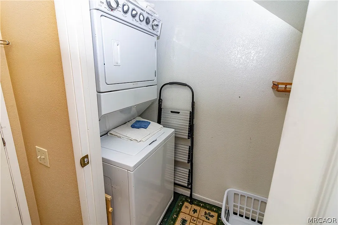 3 bed, 2.0 bath, 1374 sqft, $2,150 — Photo 2