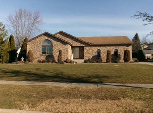 21 Greenbriar Dr, Lancaster, NY 14086