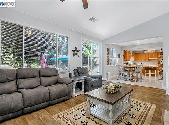 4th image of 2913 Haddington Ct