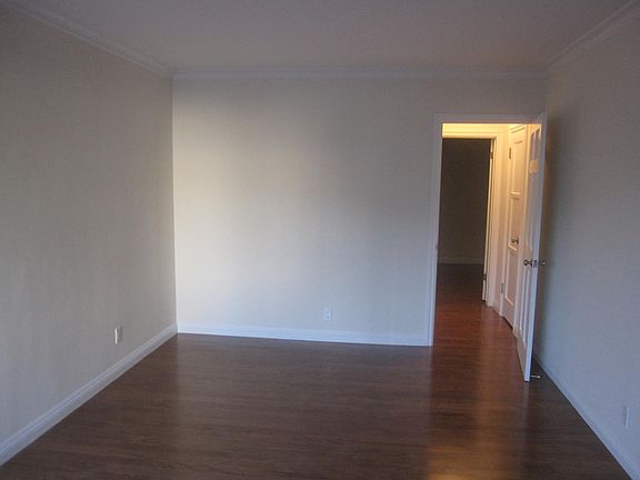 2nd image of 1015 N Doheny Dr APT 1