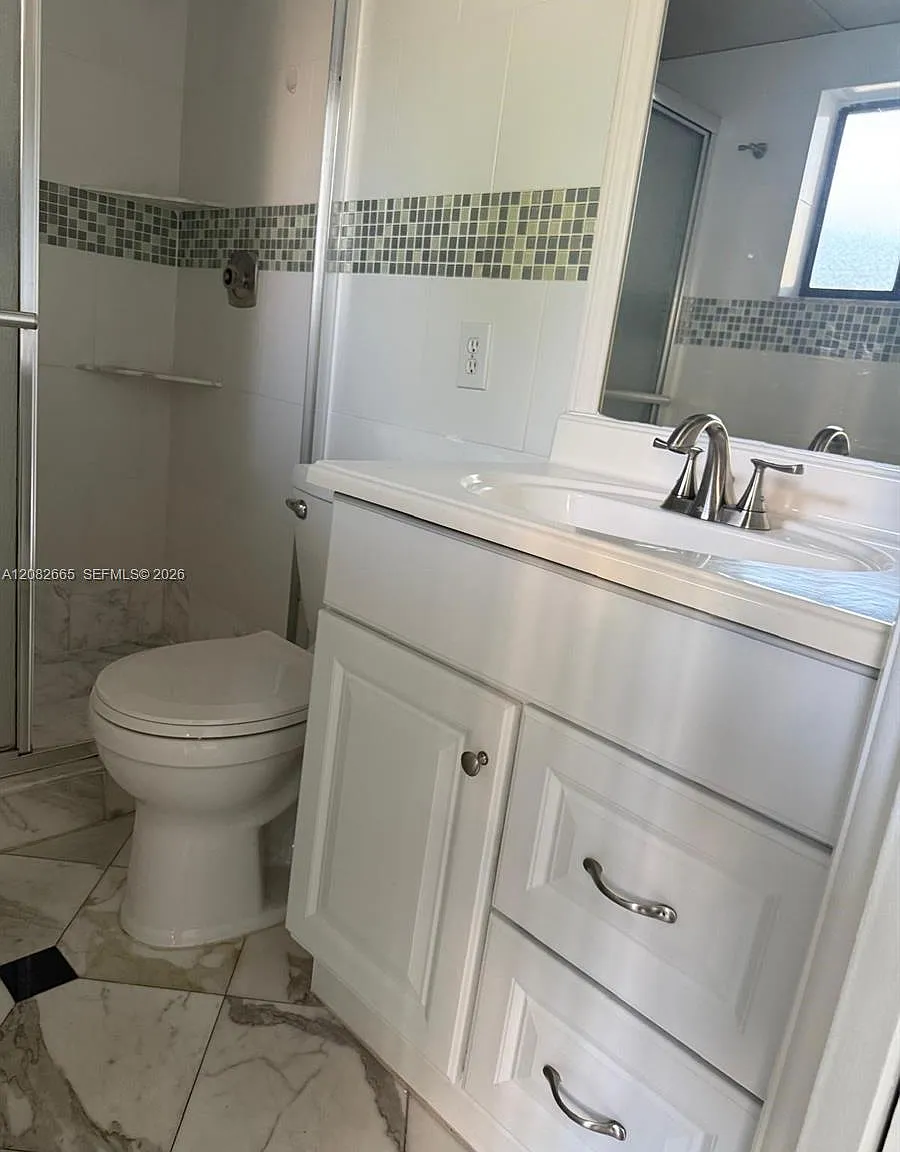 3 bed, 1040 sqft, $2,500 — Photo 3