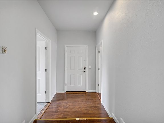 4th image of 18460 4th Ave S