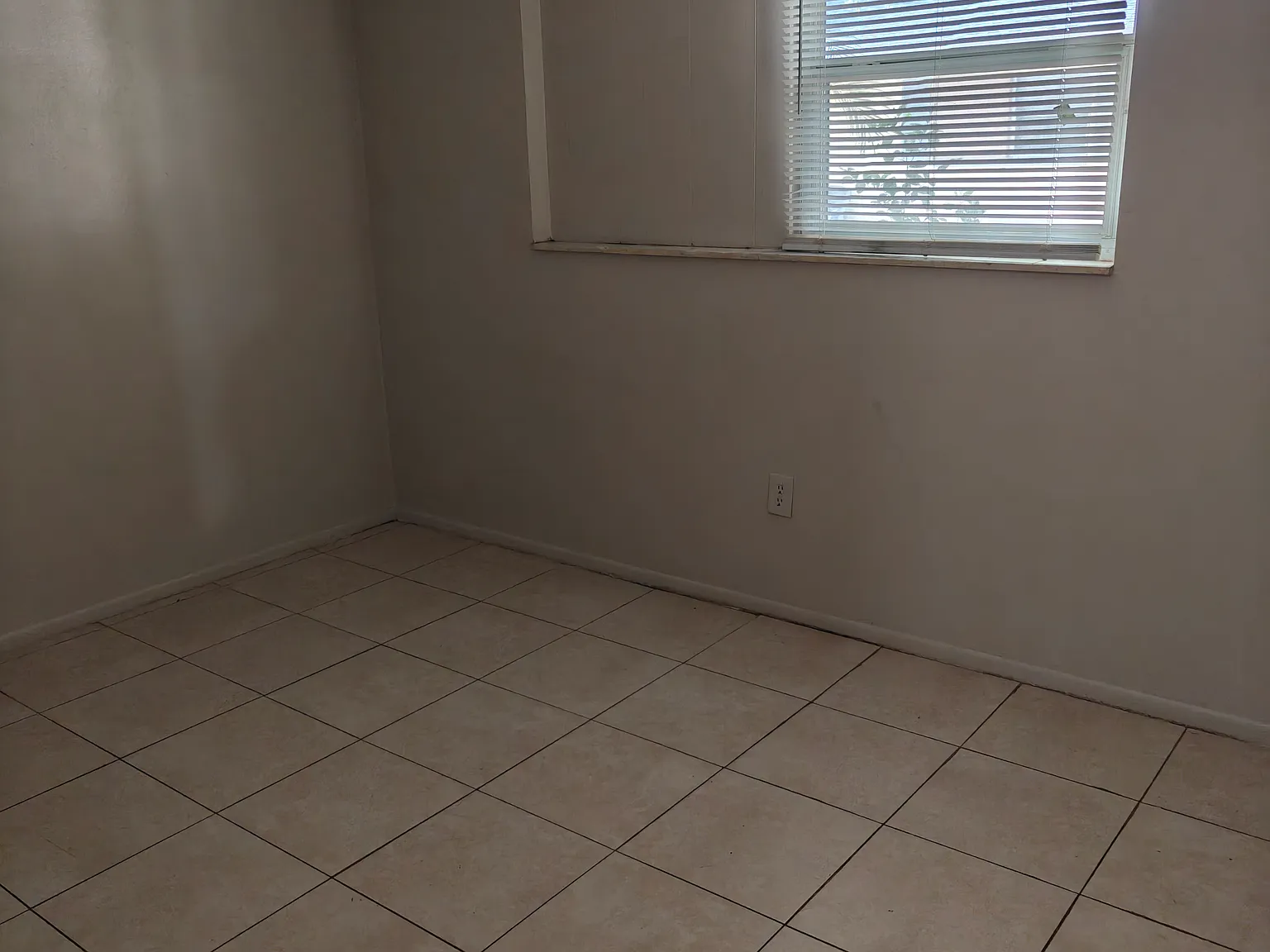 3 bed, 895 sqft, $1,700 — Photo 3