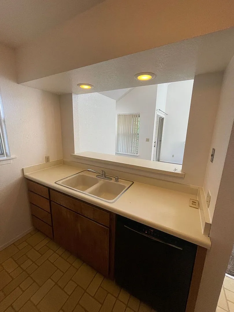 Spacious 4-Bedroom Condo at 214 A Street Prime UC Davis location available Sept 2026 — Photo 3