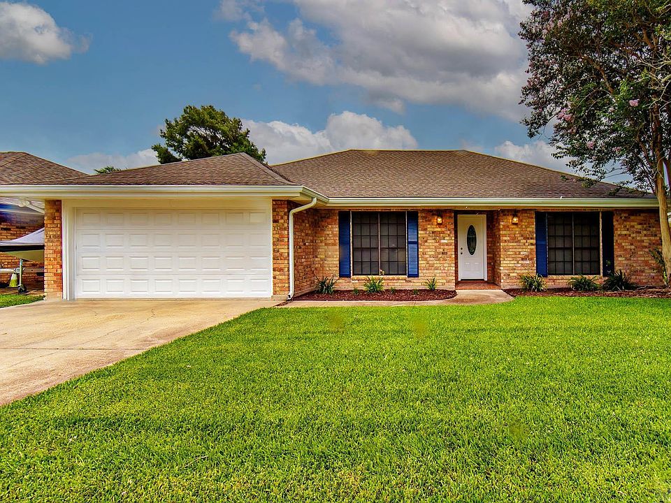 1st image of 215 Raywood Dr