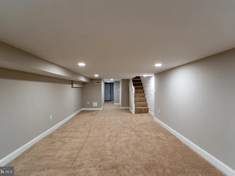 1521 Carswell St — Photo 8