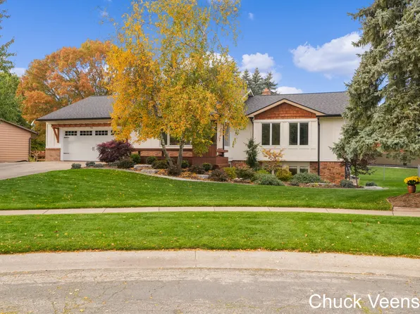 559 Sunvalley Ct SE, Grand Rapids, MI 49548