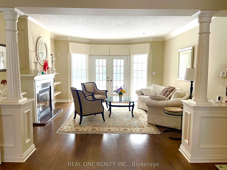 207 Kennedy St W — Photo 2