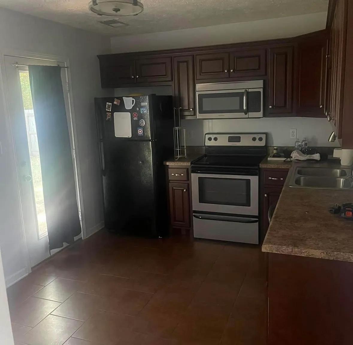 3 bed, 1120 sqft, $1,600 — Photo 3