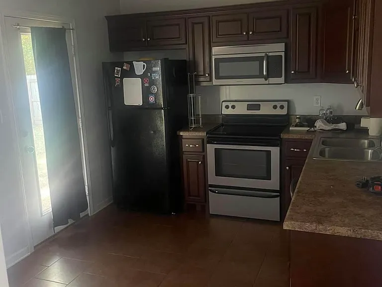 214 Amherst Cv — Photo 3