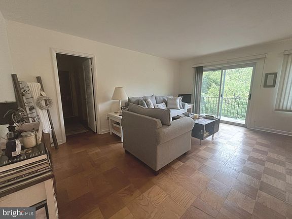 3rd image of 10607 Weymouth St APT 204
