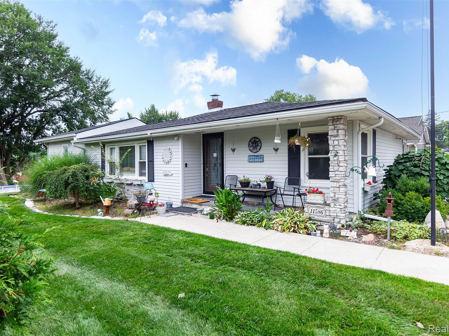 11586 Norway Dr, Hartland, MI 48353