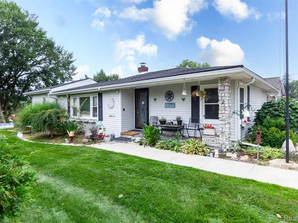 11586 Norway Dr, Hartland, MI 48353
