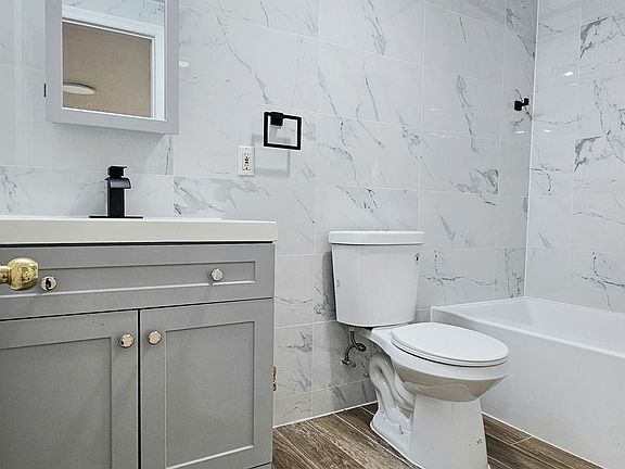 3rd image of 801 Throggs Neck Expy APT 1