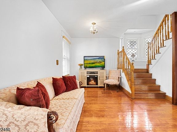 5th image of 247 N Mountain Ave
