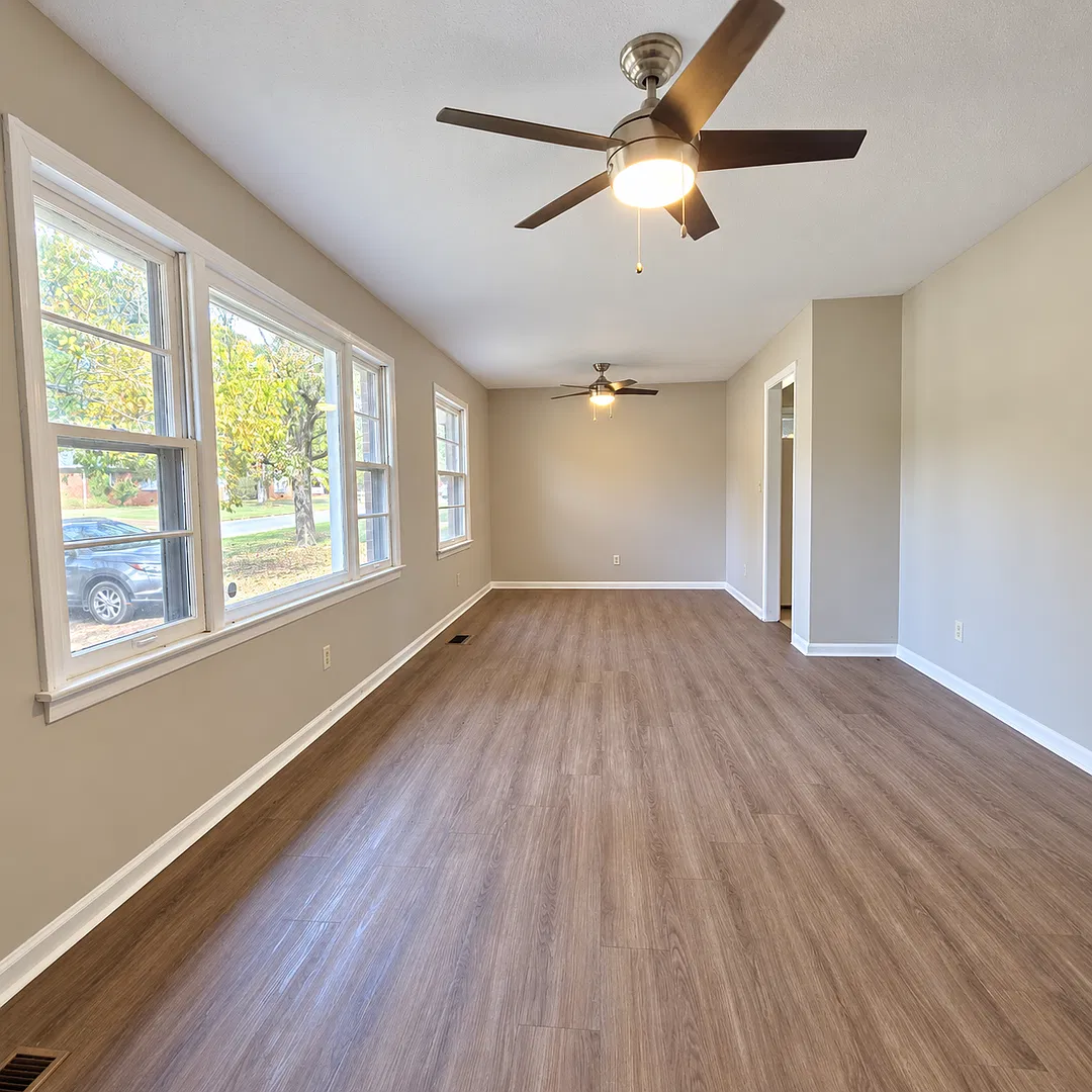 $499 Move In Special! 3 Bed/ 1.5 Bath Close To Uah! — Photo 2