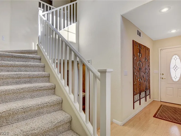 251 Queens Ct — Photo 20